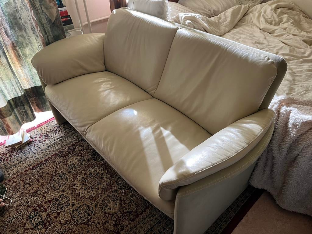 Bank beige/(gebroken) wit, Huis en Inrichting, Ophalen, Tweepersoons, Zo goed als nieuw, Minder dan 150 cm