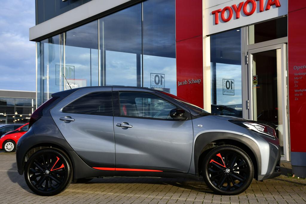 Toyota Aygo X 1.0 VVT-i S-CVT Undercover Jun Takahashi Limit, Auto's, 12 maanden, Gebruikt, 4 stoelen, Leder en Stof