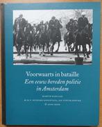 Voorwaarts in bataille Een eeuw bereden politie in Amsterdam, Boeken, 20e eeuw of later, Verzenden, Martin Harlaar, Zo goed als nieuw