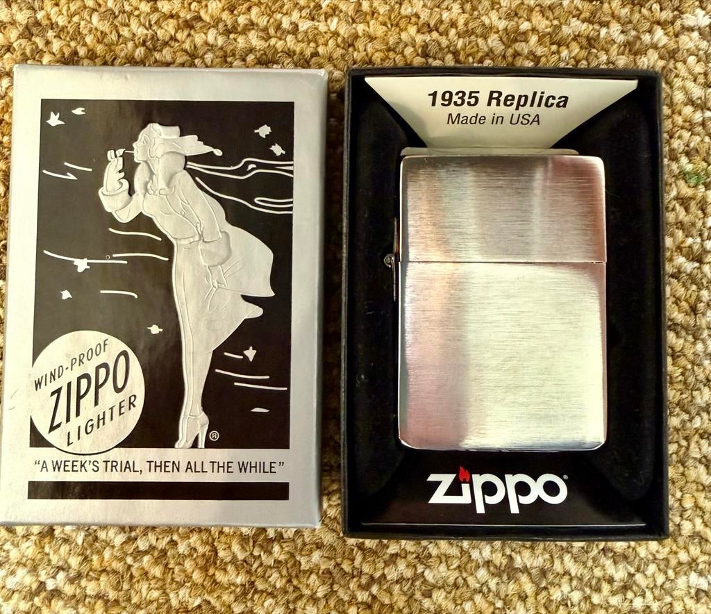Zippo 1935 Replica Aansteker - Zo goed als nieuw, Verzamelen, Rookartikelen, Aanstekers en Luciferdoosjes, Ophalen of Verzenden
