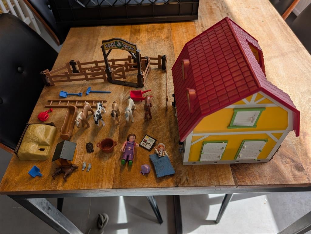 Playmobil stal met 5 paardjes en accessoires, Ophalen of Verzenden, Gebruikt