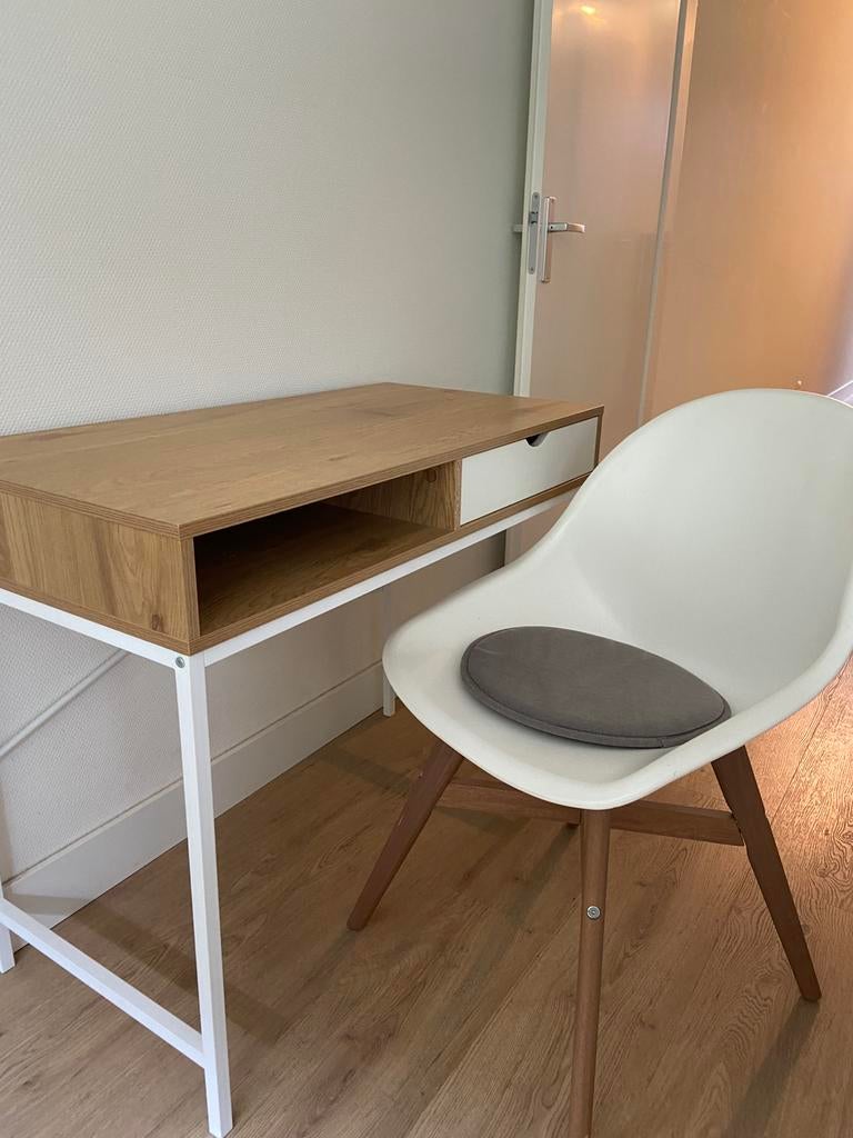 Complete werkplek: JYSK TRAPPEDAL bureau + FANBYN stoel, Huis en Inrichting, Bureaus, Ophalen, Zo goed als nieuw