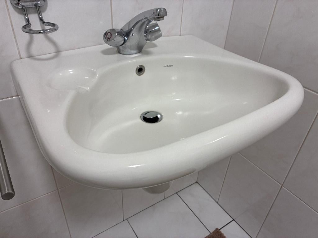 Twee porseleinen wastafels (Sphinx) met kranen, Doe-het-zelf en Verbouw, Sanitair, Ophalen, Gebruikt, Steen, Wastafel