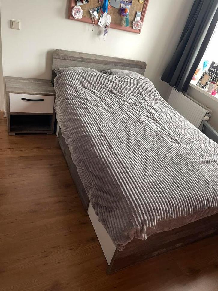 Twijfelaar bed met nachtkastje 120x200 ZONDER bodem/matras, Huis en Inrichting, Slaapkamer | Complete slaapkamers, Zo goed als nieuw