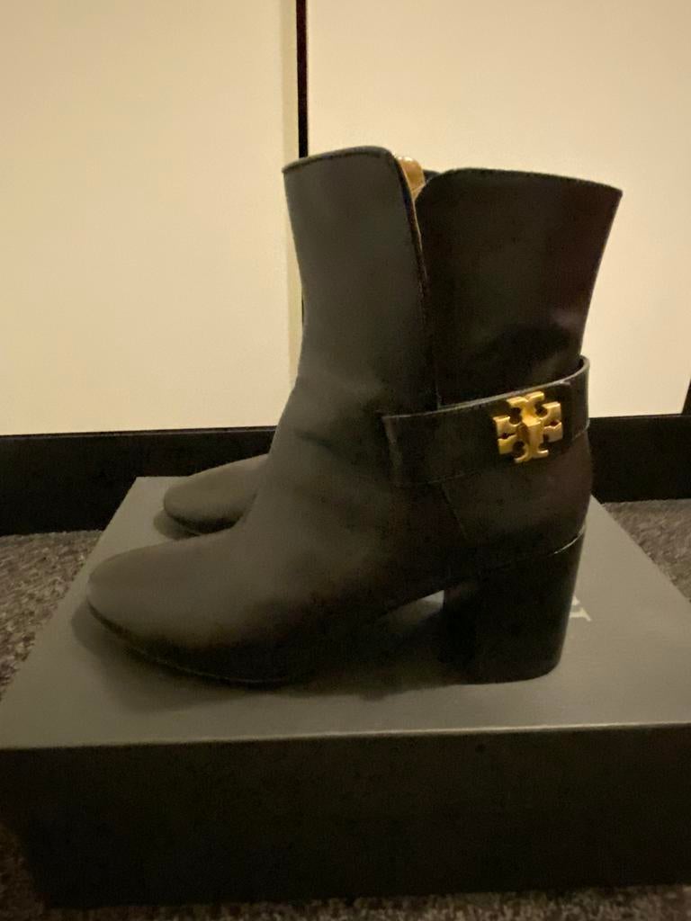 Tory Burch enkellaarsjes maat 38, Kleding | Dames, Schoenen, Ophalen of Verzenden, Zo goed als nieuw, Zwart