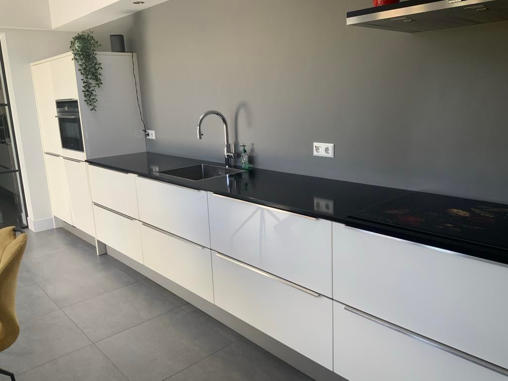 Moderne hoogglans witte GRANDO keuken met apparatuur, Huis en Inrichting, Keuken | Complete keukens, Ophalen, Gebruikt, Overige materialen