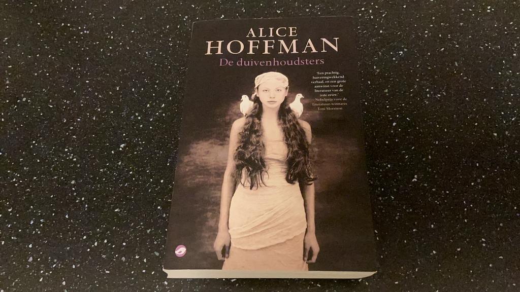 Alice Hoffman - De duivenhoudsters, Ophalen of Verzenden, Zo goed als nieuw, Alice Hoffman