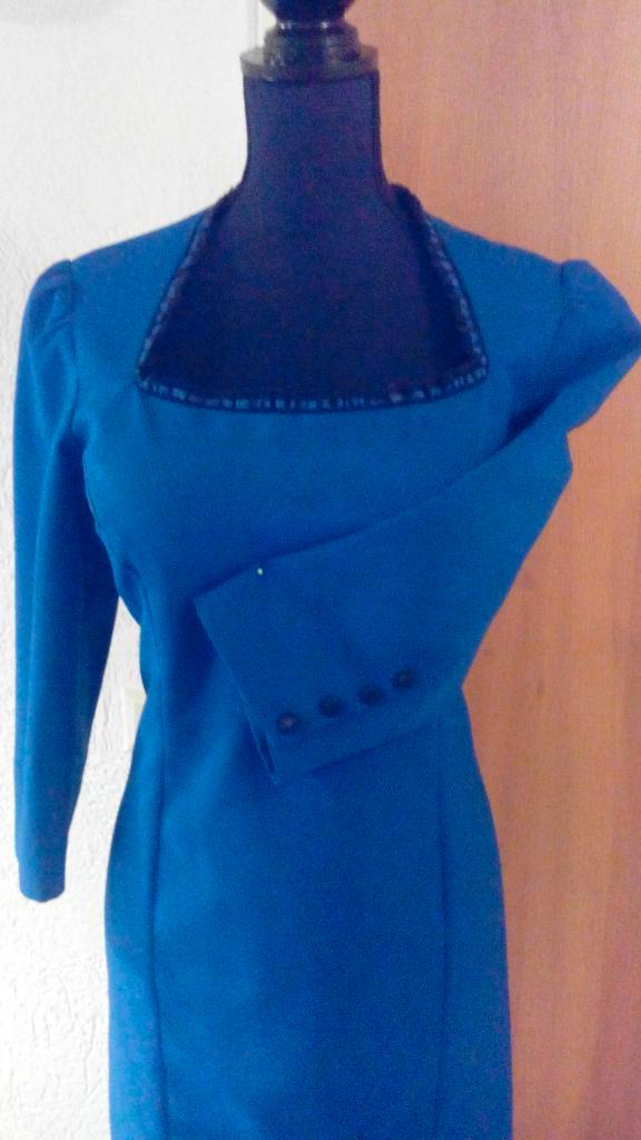 Prachtige blauwe jurk met vaste onderjurk maat 40, Kleding | Dames, Jurken, Zo goed als nieuw, Maat 38/40 (M), Blauw, Knielengte