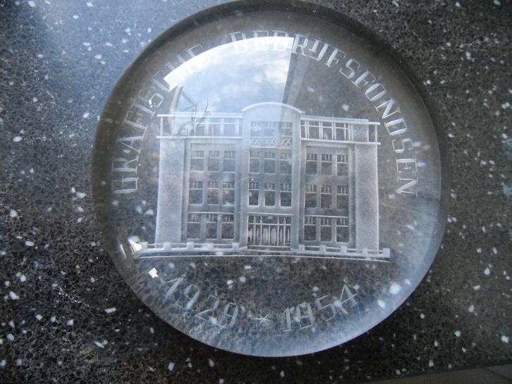 GLAZEN PRESSE PAPIER: Grafische Bedrijfsfondsen 1929-1954, Antiek en Kunst, Antiek | Glas en Kristal, Ophalen of Verzenden