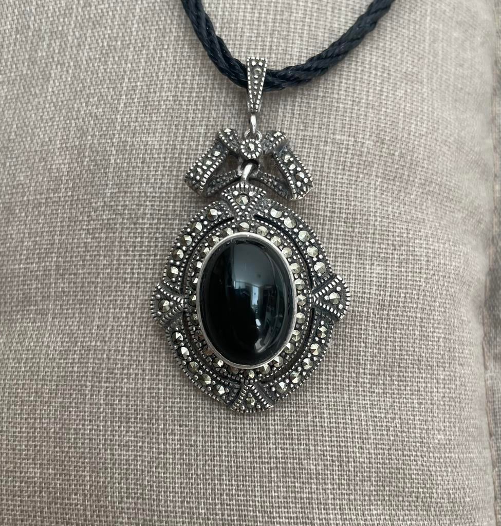 Zilveren hanger met zwarte steen en markasiet., Ophalen of Verzenden, Zo goed als nieuw, Zilver, Met hanger