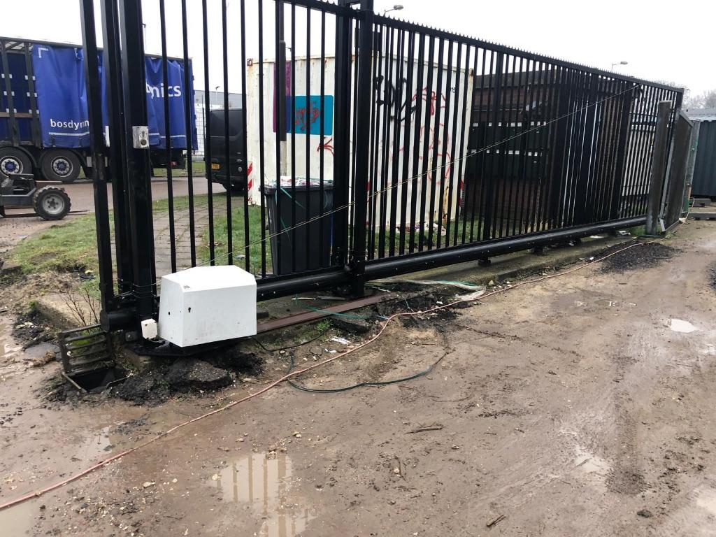 Elektrische schuifpoort (10,00 mtr), Met poort, Gebruikt, IJzer, Spijlenhekwerk