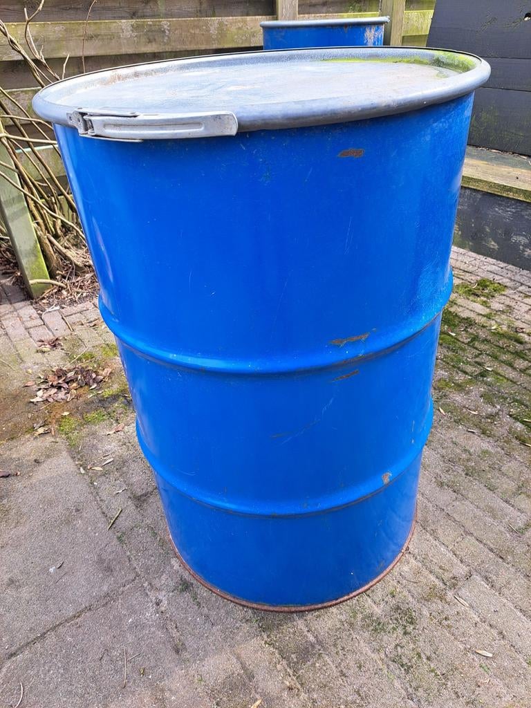 2x Oliedrum / Regenton - Blauw, Tuin en Terras, Regentonnen, 150 liter of meer, Ophalen, Zo goed als nieuw, Metaal