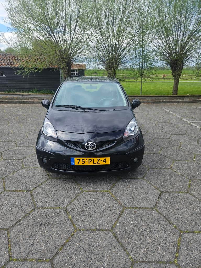 Toyota Aygo 1.0 12V Vvt-i 5DRS 2011 Zwart, Auto's, Voorwielaandrijving, 4 stoelen, Origineel Nederlands, Bedrijf