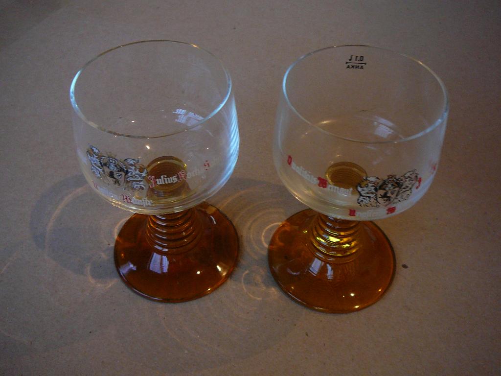 2 verschillende rijnglazen op bruine voet met opdruk, Verzamelen, Glas en Borrelglaasjes, Ophalen of Verzenden, Zo goed als nieuw