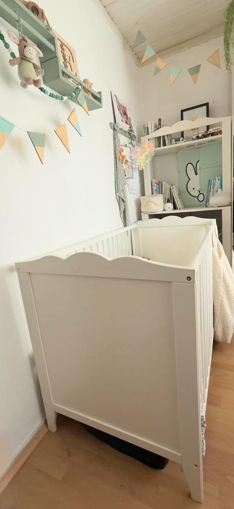IKEA Babybedje en commode - HENSVIK, Kinderen en Baby's, Kinderkamer | Complete kinderkamers, Zo goed als nieuw, Jongetje of Meisje