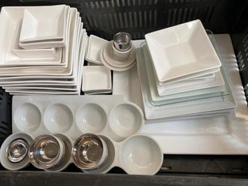 Wit servies div kommen en bakjes, bordjes beschikbaar voor biedingen
