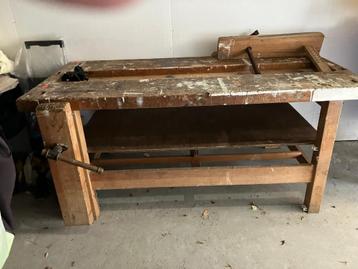 mooie houten werkbank met voor en zijkant bankschroef beschikbaar voor biedingen