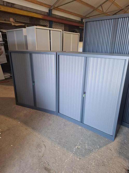 2 nette donkergrijze roldeurkasten met sleutels, Huis en Inrichting, Kasten | Roldeurkasten en Archiefkasten, Gebruikt, 100 tot 150 cm