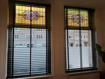 2 x Zwarte houten jaloezien (Veneta) beschikbaar voor biedingen