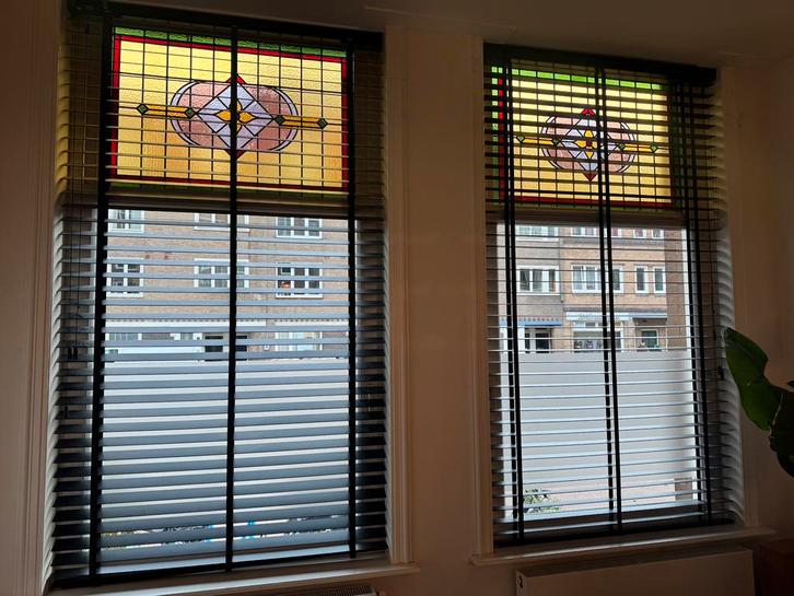 2 x Zwarte houten jaloezien (Veneta), Huis en Inrichting, Stoffering | Gordijnen en Lamellen, Zo goed als nieuw, Zwart, Ophalen