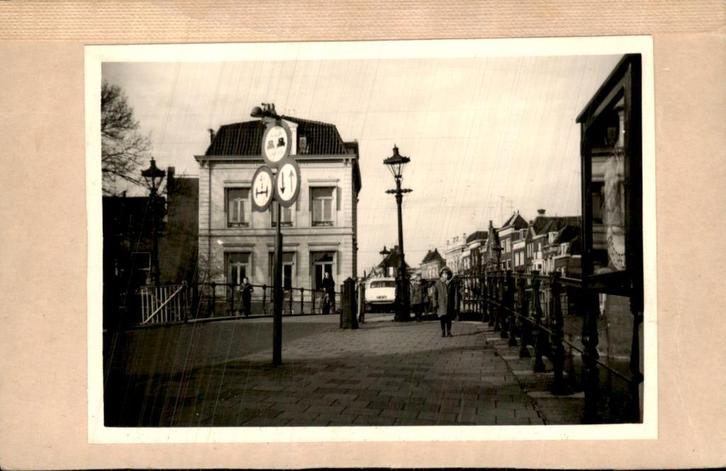 Dordrecht - Foto Brug Steegover sloot, Verzamelen, Ansichtkaarten | Nederland, Zuid-Holland, 1940 tot 1960, Ophalen of Verzenden