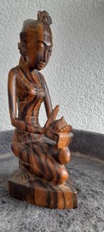 Balinees houten beeldje knielende vrouw met offergave 22 cm, Antiek en Kunst, Verzenden