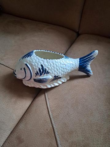 Visvormige schaal van keramiek beschikbaar voor biedingen