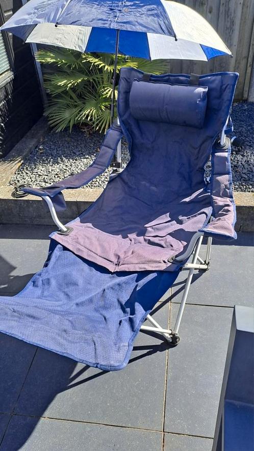 Twee opvouwbare stoelen met voetstuk en parasol, Caravans en Kamperen, Kampeermeubelen, Gebruikt, Campingstoel, Ophalen of Verzenden