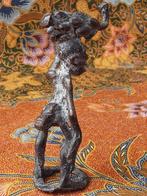 Antiek brons beeldje uit Afrika van man met tros bananen., Ophalen of Verzenden