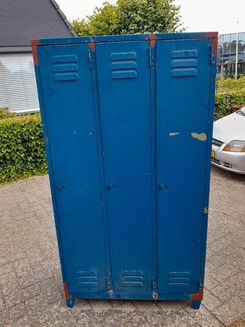 Brocante stalen lockerkast beschikbaar voor biedingen