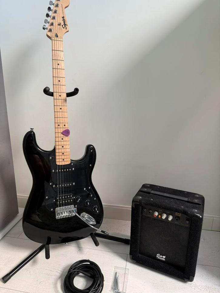 Fender Squier Stratocaster met Jay Sound 20W versterker, Muziek en Instrumenten, Snaarinstrumenten | Gitaren | Elektrisch, Zo goed als nieuw