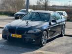 BMW 5-Serie (f10) 520i 184pk Aut. 2013 Zwart, Auto's, Origineel Nederlands, Te koop, 5 stoelen, Benzine