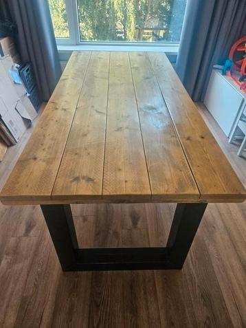 Eettafel met stalen onderstel beschikbaar voor biedingen