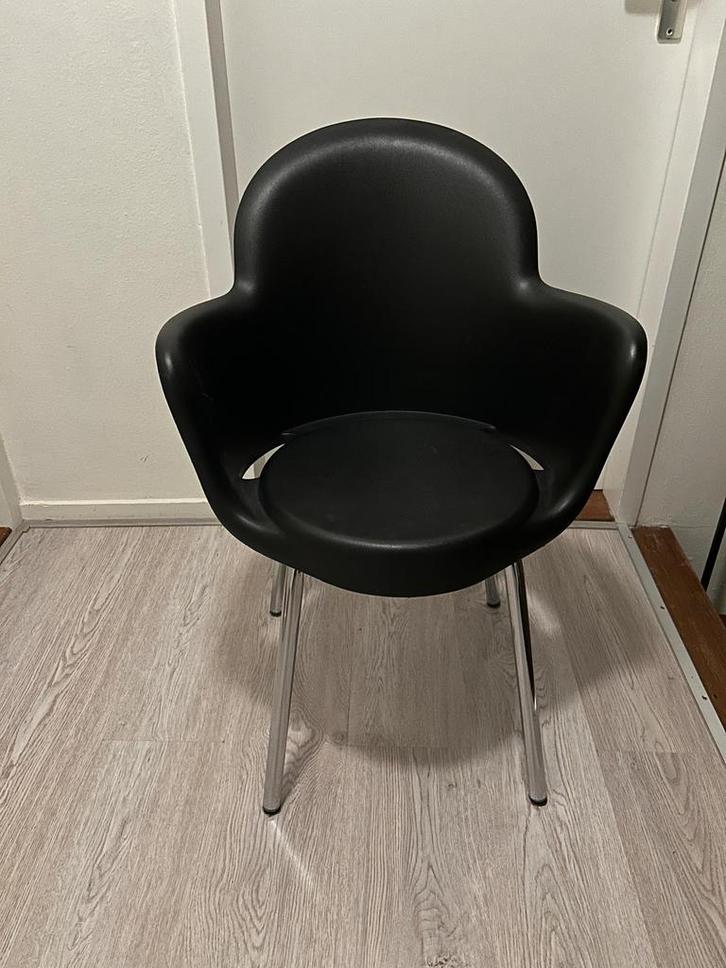 Moderne zwarte stoel met chrome poten, Huis en Inrichting, Stoelen, Zo goed als nieuw, Eén, Metaal, Zwart, Ophalen