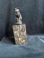 Poes , brons , op hoge natuurstenen sokkel., Ophalen of Verzenden