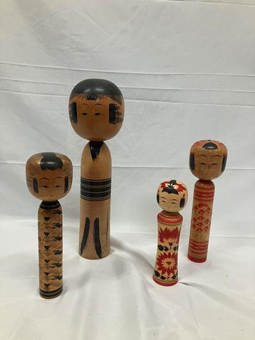 Set van 4 grote vintage Kokeshi uit Japan beschikbaar voor biedingen