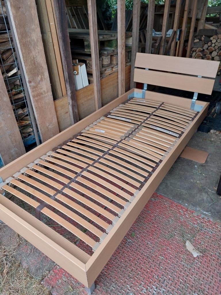 Bed met inleg 1persoons 25euro, Gebruikt, 90 cm, Eenpersoons, Beige