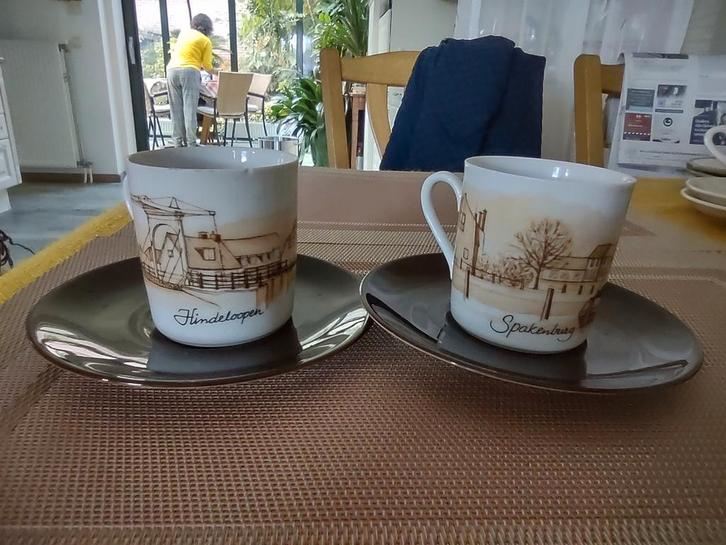 2 kommen Spakenburg en Hindeloopen. Nederlandse klederdracht, Antiek en Kunst, Antiek | Servies compleet, Ophalen of Verzenden
