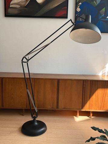 Grote zwarte industriële vloerlamp beschikbaar voor biedingen