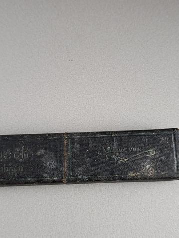 oud scheermes  zeker 100 jaar oud beschikbaar voor biedingen