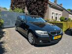 BMW 3-Serie 2.0 318 I 2010 | nieuwe apk + winterbanden, Auto's, BMW, Achterwielaandrijving, Zwart, Origineel Nederlands, Stationwagon