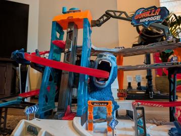 Gorilla Rampage Garage Racebaan met helikopter en lift beschikbaar voor biedingen