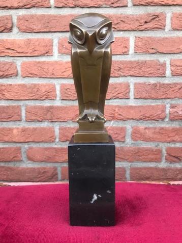 mooi gestileerd beeld van een uil, brons en marmer beschikbaar voor biedingen