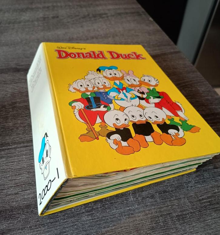 Donald Duck strips in verzamelmap, Boeken, Stripboeken, Gelezen, Meerdere stripboeken, Ophalen