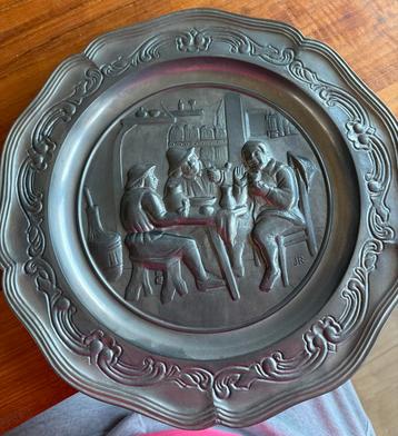 Tinnen Sierbord met Tafereel beschikbaar voor biedingen