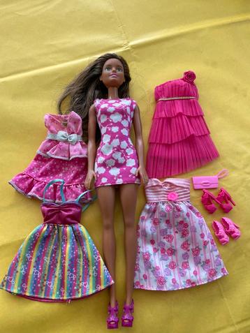 Barbie met extra kleding  beschikbaar voor biedingen