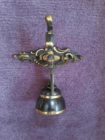 Decoratieve antieke bel beschikbaar voor biedingen