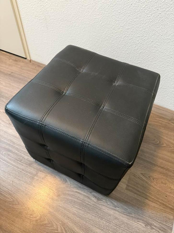 Mooie zwarte hocker, Huis en Inrichting, Banken | Voetenbanken en Poefen, Zo goed als nieuw, Minder dan 50 cm, Vierkant, Leer