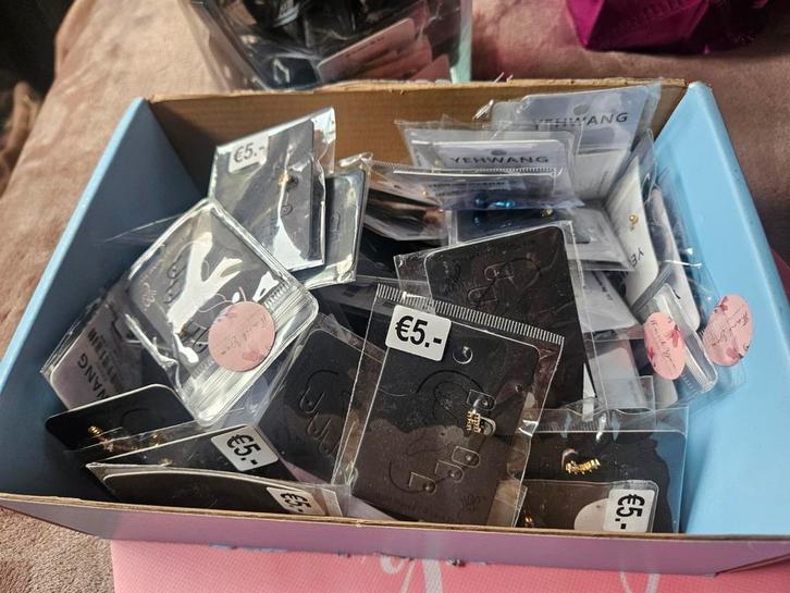 Goudkleurige Oorpiercings - 89 stuks, Sieraden, Tassen en Uiterlijk, Oorbellen, Nieuw, Knopjes of Stekers, Overige materialen