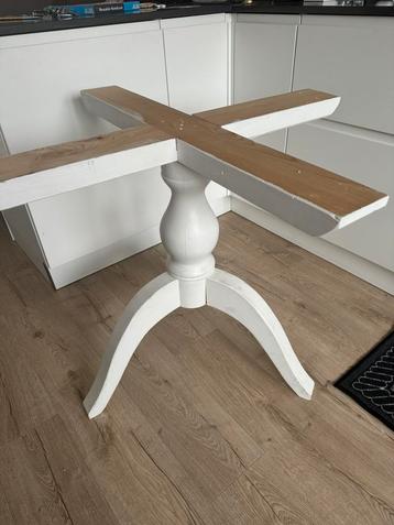 Landelijke tafelpoot wit beschikbaar voor biedingen